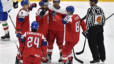 Čeští hokejisté slaví první gól v utkání proti Itálii na mistrovství světa,...