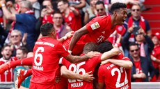 Kingsley Coman z Bayernu Mnichov (nahoe) slaví se spoluhrái gól v utkání...