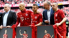 Ikony Bayernu Mnichov (zprava) Franck Ribéry, Rafinha a Arjen Robben se ped...