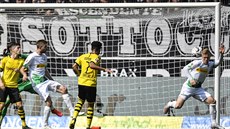 Jadon Sancho z Dortmundu (uprosted) dává gól v utkání proti Mönchengladbachu.
