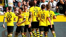Fotbalisté Dortmundu se radují z branky v utkání s Mönchengladbachem.
