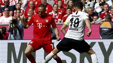 Franck Ribéry z Bayernu Mnichov (vlevo) se snaí vyhnout Davidu Abrahamovi z...