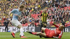 Kevin De Bruyne z Manchesteru City (v modrém) obalamutil brankáe Watfordu a ve...