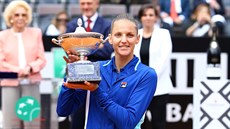 Karolína Plíková pózuje s trofejí po vítzství na turnaji v ím.
