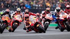 panl Marc Márquez (vpedu) na trati Velké ceny Francie ve tíd MotoGP.