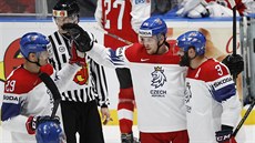 Čeští hokejisté se radují ze vstřeleného gólu v zápase proti Rakousku.