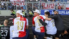 Fotbalisté Slavie se radují ze zisku mistrovského titulu.