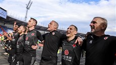 Fotbalisté Slavie se radují ze zisku mistrovského titulu.