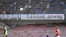 Fanoušci Sparty protestují proti vedení letenského klubu během zápasu s...