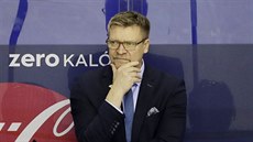 Finský trenér Jukka Jalonen pozoruje zápas svých svenc proti Francii.