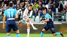 Cristiano Ronaldo z Juventusu (uprostřed) střílí na bránu Atalanty Bergamo.