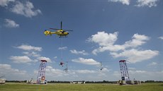 Ukázka záchrany osob z lanovky na vrtulníkovém leteckém dni Helicopter Show,...