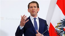 Rakouský kanclé Sebastian Kurz informuje média bhem tiskové konference ve...