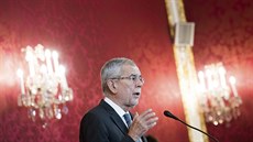 Rakouský prezident Alexander van der Bellen přichází na tiskovou konferenci,...