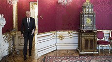 Rakouský prezident Alexander van der Bellen pichází na tiskovou konferenci,...