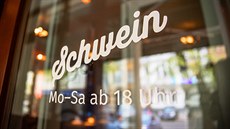 Lovce chutí potila restaurace Schwein nedaleko nákupní tídy Kurfürstendamm.