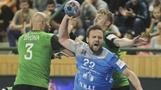Plzeský házenká Michal Tonar stílí v utkání proti Karviné.