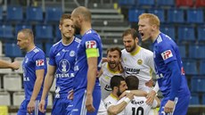 Zlínští fotbalisté se radují z gólu v utkání proti Olomouci.