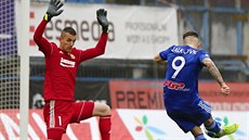 Olomoucký Milan Lalkovič střílí gól Matěji Rakovanovi, brankáři Zlína.