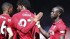 Fotbalisté Liverpoolu oslavují trefu Sadia Maného.