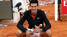 Novak Djokovi pózuje s trofejí pro vítze turnaje v Madridu