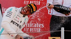 Lewis Hamilton si na pódiu užívá vítězství ve Velké ceně Španělska.