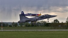 Ivo Kardo v nadzvukovém JAS-39 Gripen a Martin onka v akrobatickém speciálu...