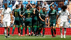 Fotbalisté Betisu Sevillase radují z gól na hiti Realu Madrid.