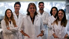 Marina Simianová se svým týmem zkoumajícím lék na rakovinu prsu v Buenos Aires...