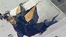 Stíhačka se zřítila na budovu v Kalifornii. (17. května 2019)