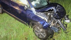 Muž a žena ve Volkswagenu Tiguan vyvázli z nehody u Kamenného Újezdu s lehkými...