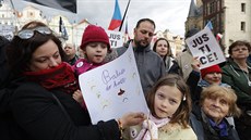 Protestující na praském Staromstském námstí volají po demisi ministryn...