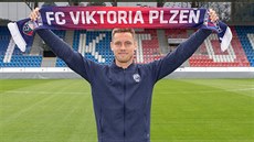 Luká Kalvach, posila Plzn z Olomouce, pózuje s klubovou álou na stadionu.