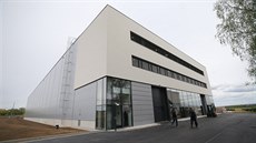 Slavnostní otevení logistického centra ACO Industries v Pibyslavi v roce 2019. Ped novou halou se skvla nerezová plastika lidské hlavy s mozkem uvnit od Davida erného, zmenenina jeho slavného výtvoru. Známý výtvarník s firmou spolupracuje u roky.