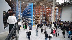 Slavnostní otevení logistického centra ACO Industries v Pibyslavi v roce 2019. Ped novou halou se skvla nerezová plastika lidské hlavy s mozkem uvnit od Davida erného, zmenenina jeho slavného výtvoru. Známý výtvarník s firmou spolupracuje u roky.