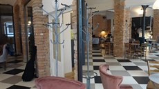 V elegantní stylovou kavárnu LOVO Café se promnila bývalá zakouená hospoda v...