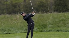 Dustin Johnson pi tréninkovém kole na hiti Bethpage Black ped major...