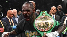 Deontay Wilder slaví po souboji o titul mistra svta tké váhy organizace WBC.