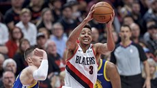 CJ McCollum z Portland Trail Blazers se pokouí o stelu v utkání proti Golden...