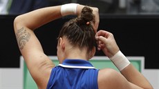 Karolína Plíková si ve finále turnaje v ím upravuje úes.