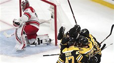 Hokejisté Bostonu se radují z gólu v prvním duelu s Carolinou.