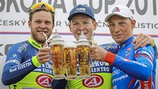 Vít�zný Dominik Neuman (uprost�ed), druhý Mat�j Zahálka (vlevo), oba z Hradce,...