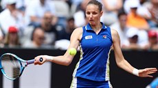 Karolína Plí�ková v souboji s Victorií Azarenkovou.
