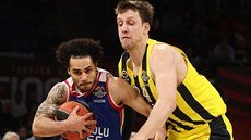Jan Veselý (vpravo) z Fenerbahce Istanbul brání Shanea Larkina z Anadolu Efes...