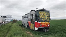 Odstavenou tramvaj u dálnice D1 nkdo posprejoval. (15. 5. 2019)