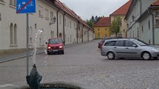 V samotné Litomy�li vede silnice II/358 po kostkách hned vedle zámeckých budov.