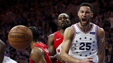 Ben Simmons (vpravo) z Philadelphie slaví svou sme proti Torontu.