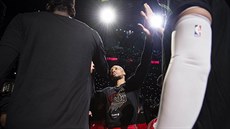 Damian Lillard se zdraví se spoluhrá�i z Portlandu.