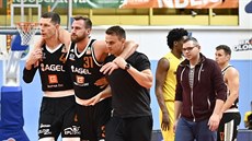 Nymburský a reprezentaní pivot Martin Kí (31) si v zápase s Olomouckem...