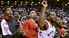 Kawhi Leonard (2) a jeho toronttí spoluhrái sledují mí poskakující na...